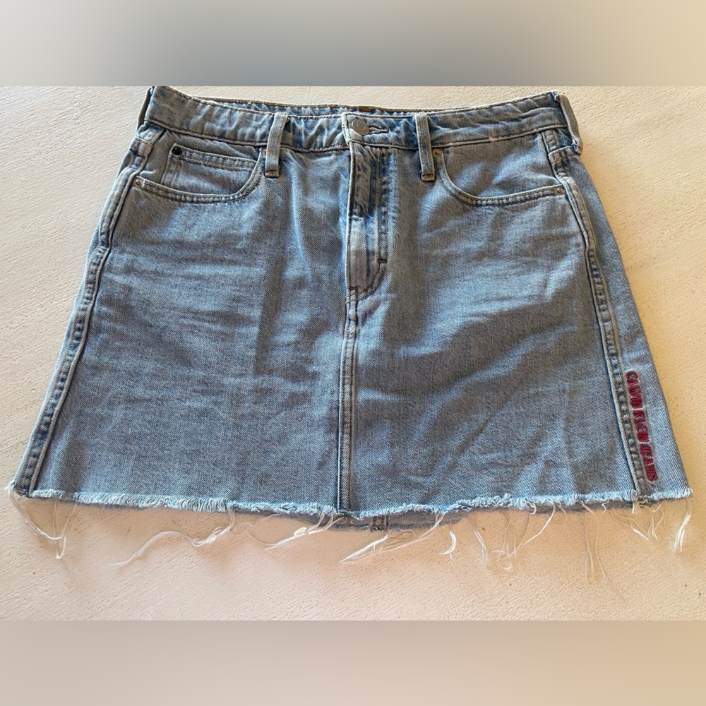 Calvin Klein skirt size 6 (waist 28) denim mini skirt with fringe edging 💙